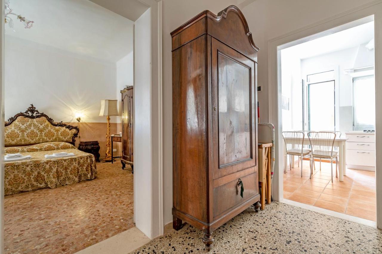 Queen House * Venice