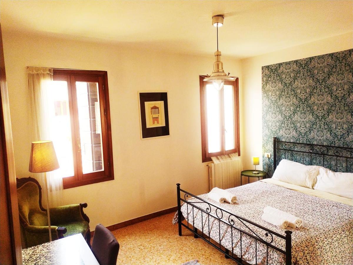 Two Steps From Rialto Guest house *