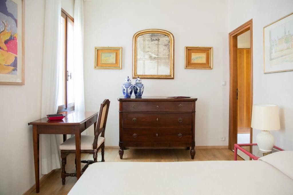 Classy Spacious Close To St.mark Square Apartment *