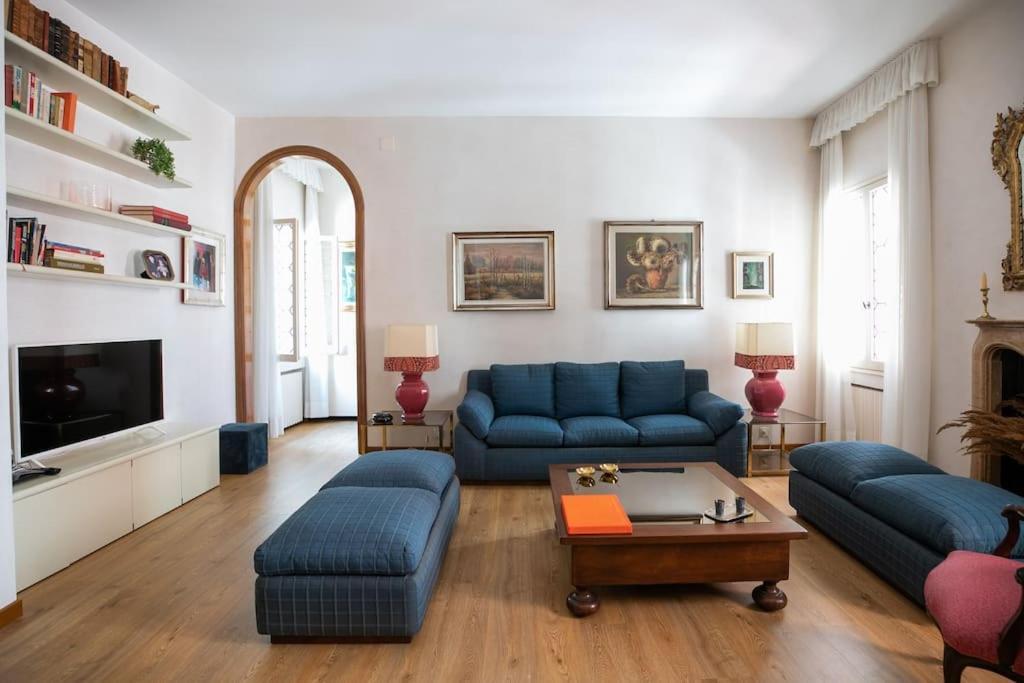Classy Spacious Close To St.mark Square Apartment *