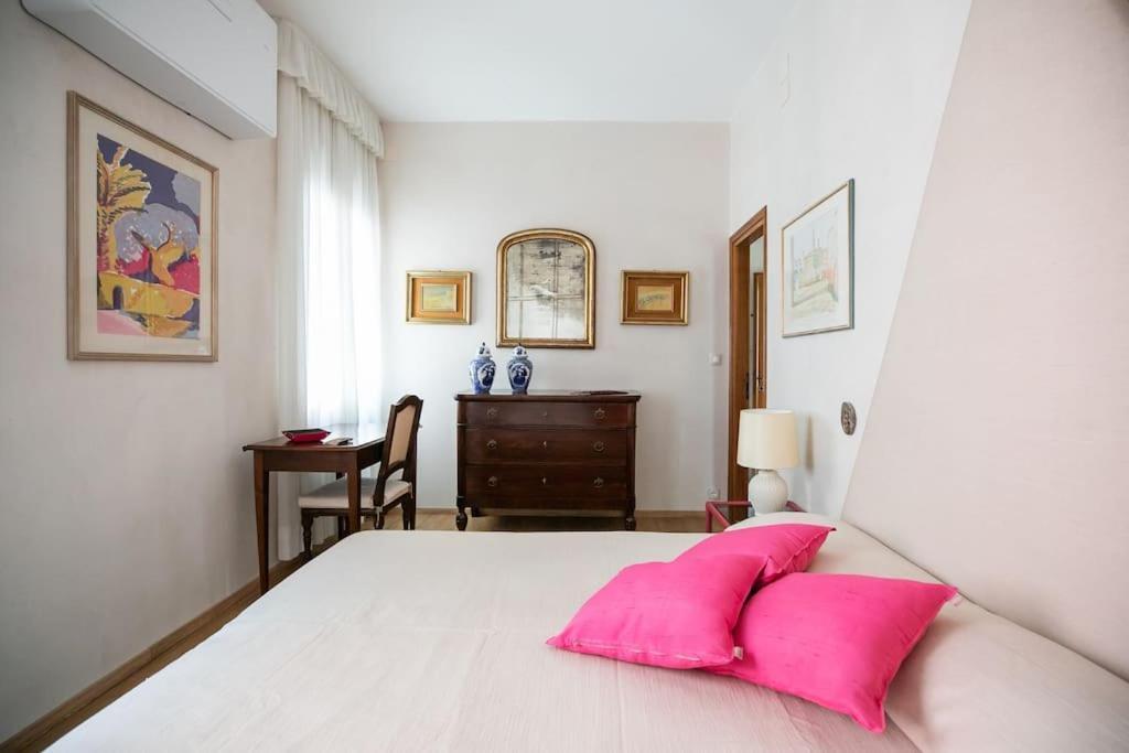 Classy Spacious Close To St.mark Square Apartment Venice