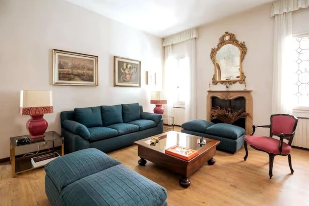 Classy Spacious Close To St.mark Square