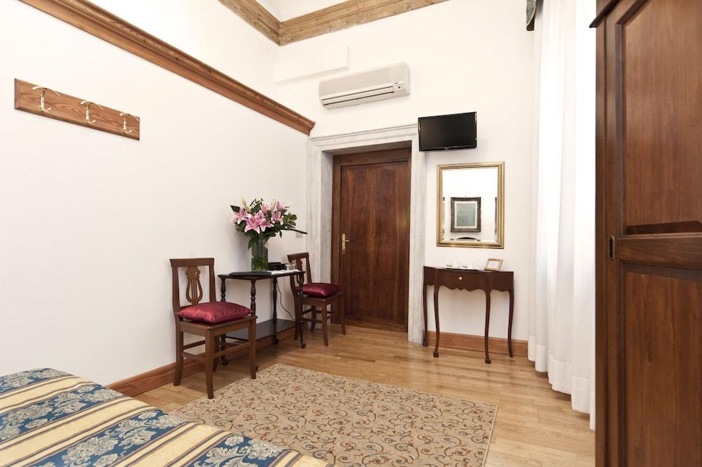 Fava Hotel 2*