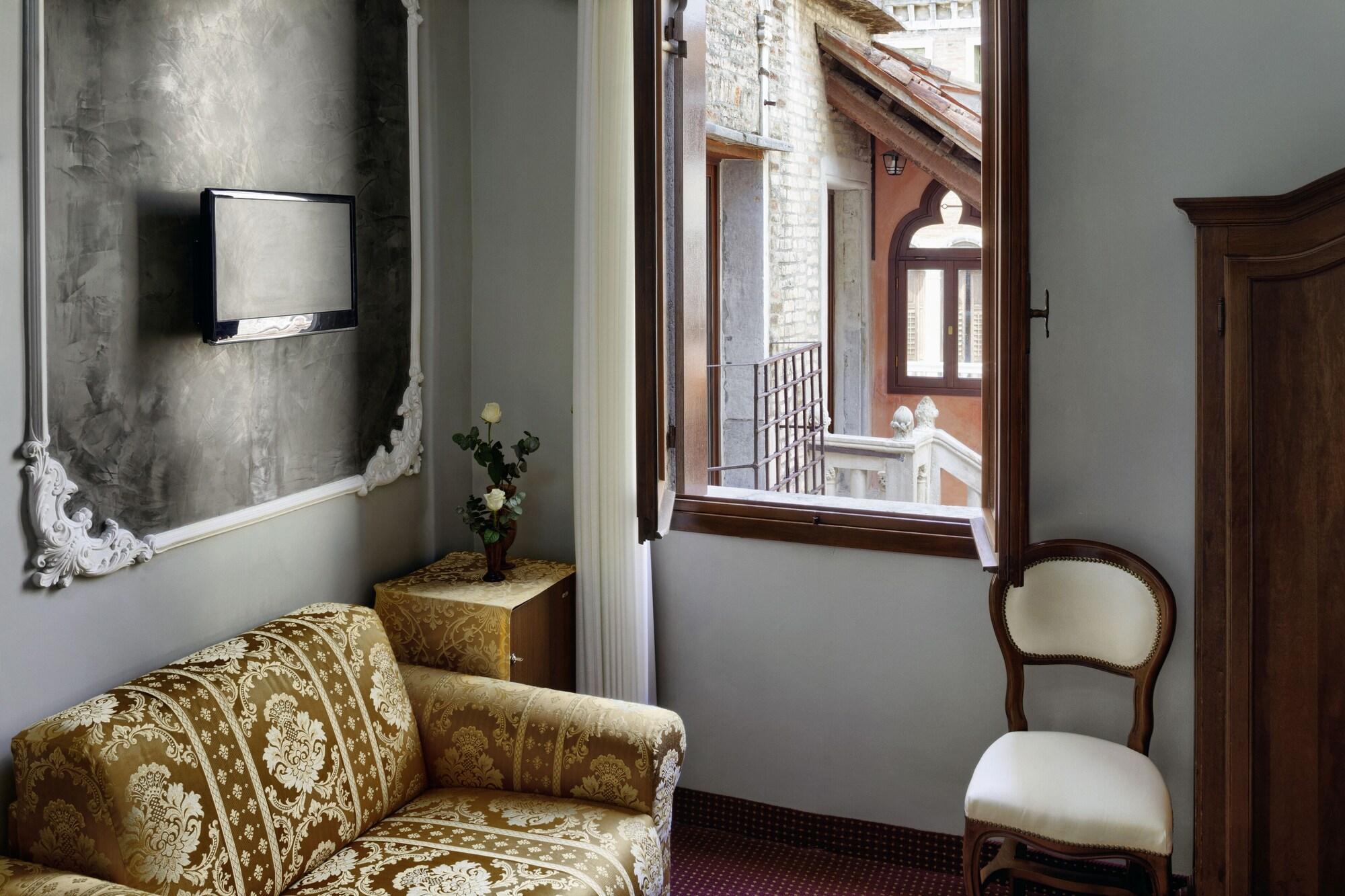 Pausania Hotel Veneza