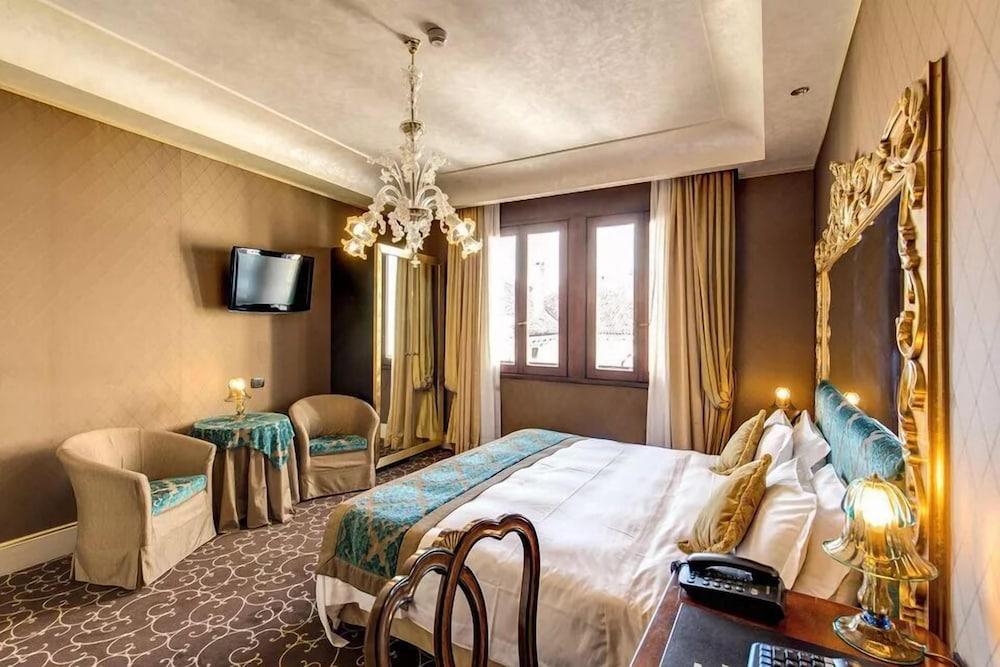 Hotel Pesaro Palace
