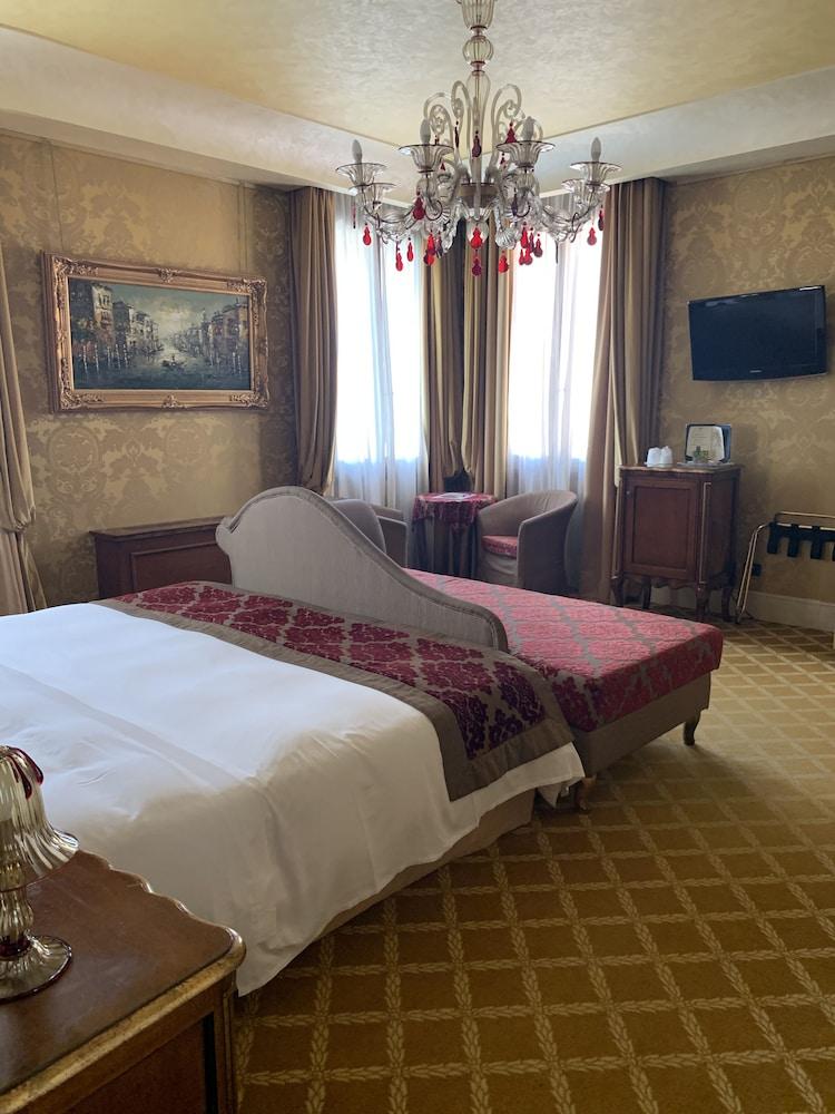 Hotel Pesaro Palace