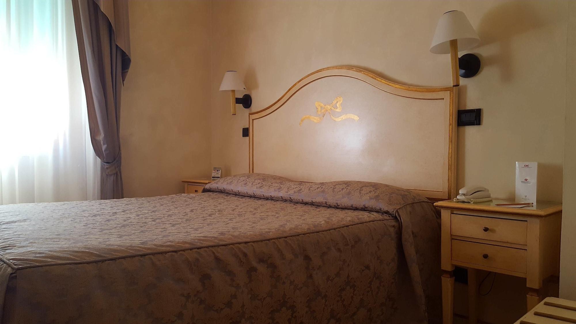Carlton Capri Hotel 3*