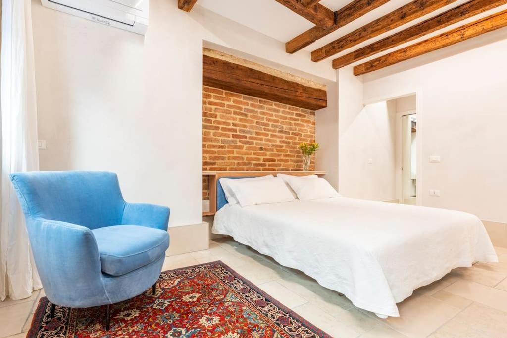 Apartment Dream's Door With Canal View In Venice