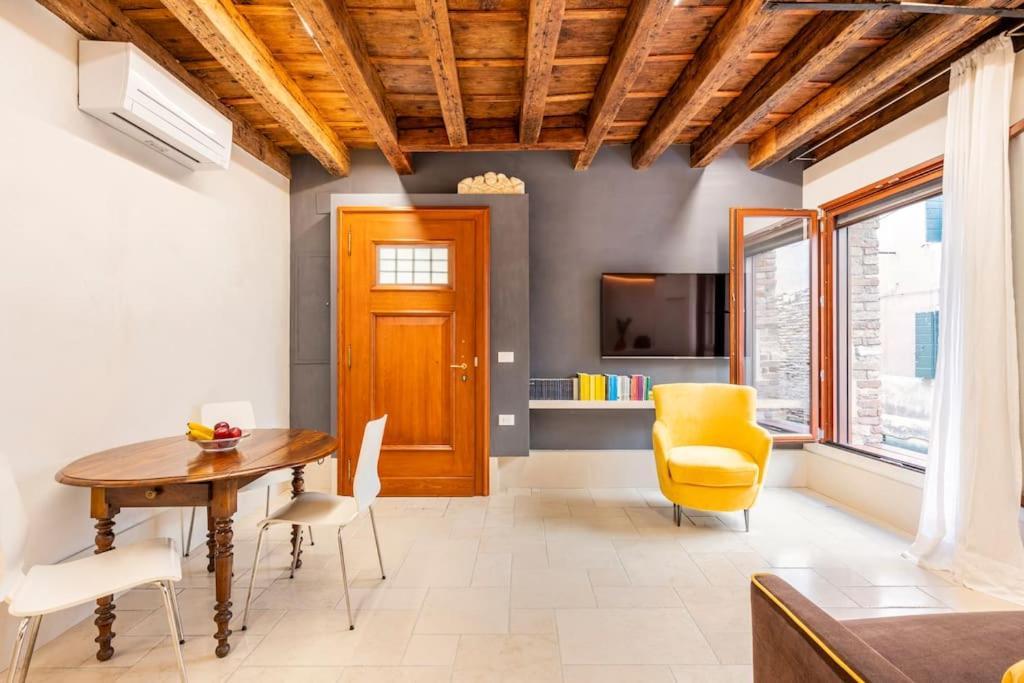 Dream's Door With Canal View In Apartment Venice