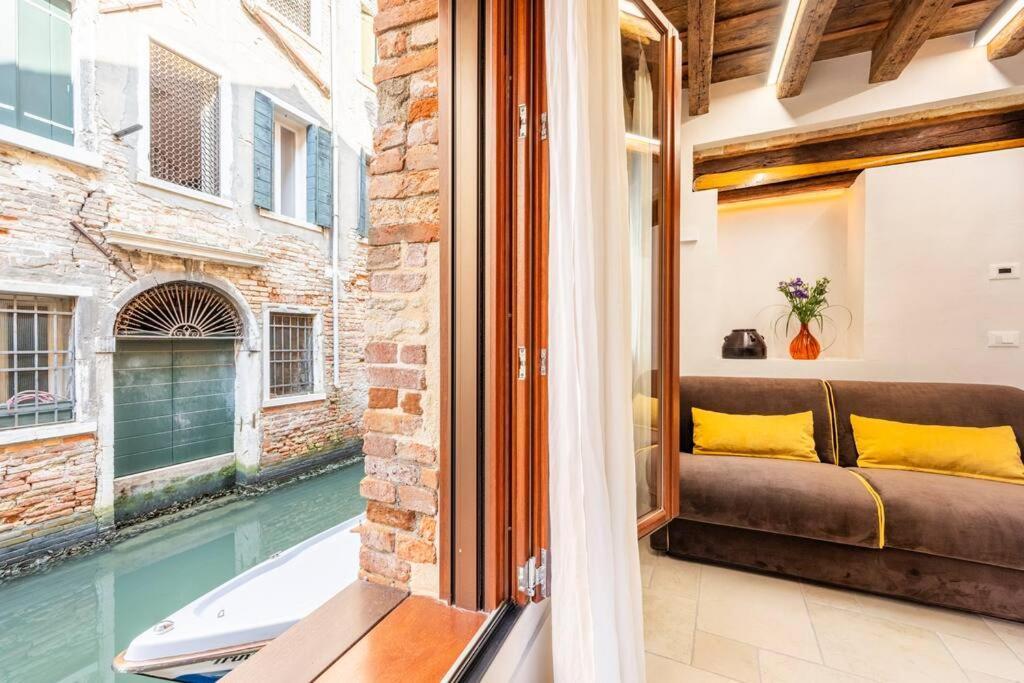 Apartment Dream's Door With Canal View In Venice