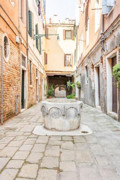 Dream's Door With Canal View In Apartment Venice