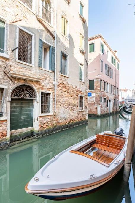 Dream's Door With Canal View In Apartment