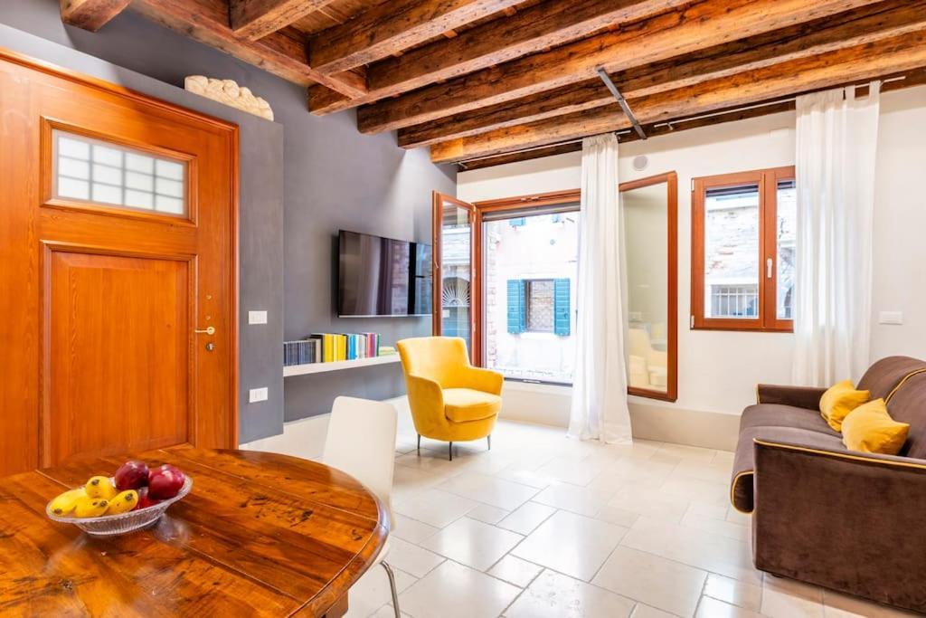 Dream's Door With Canal View In Apartment Venice