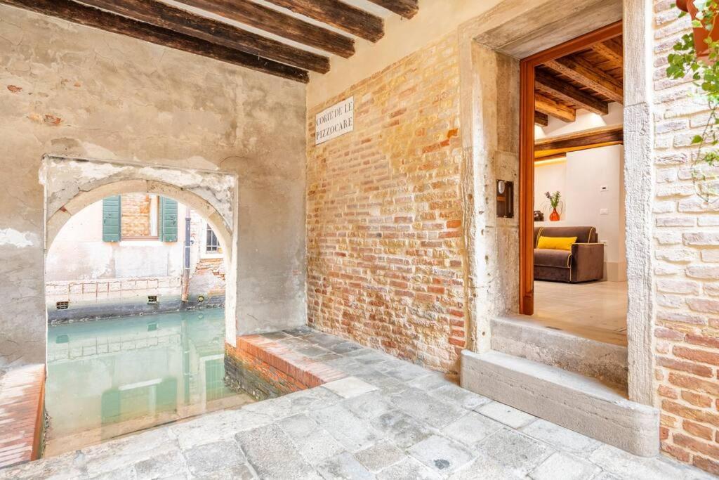 Dream's Door With Canal View In Apartment