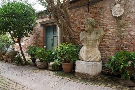 -spacious And Flat With Private Patio Venice