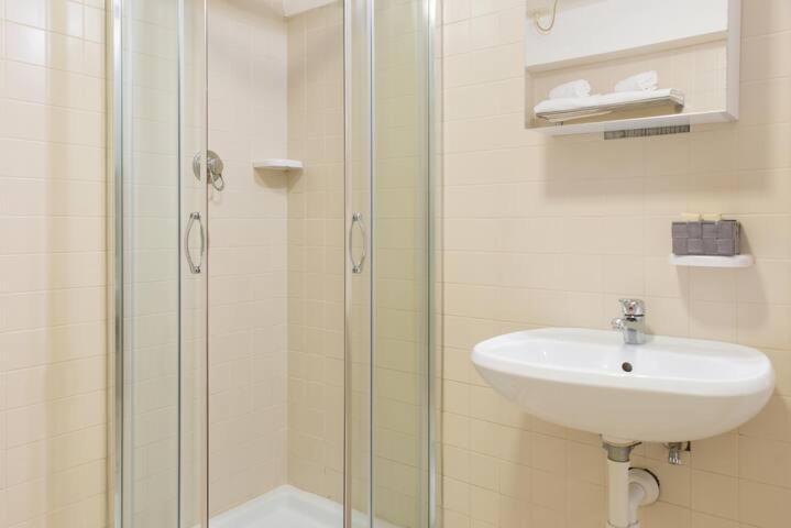 -spacious And Flat With Private Patio Apartment *