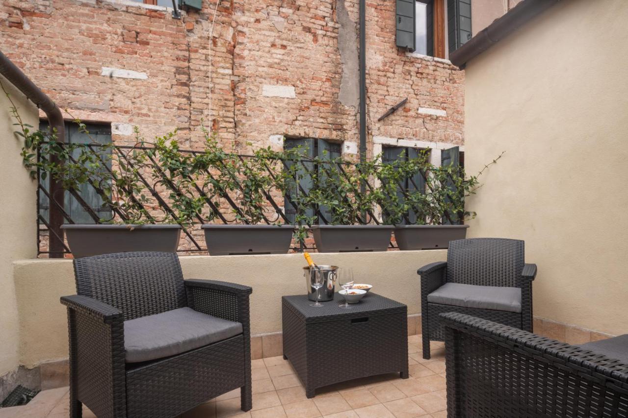Sant'aponal Cozy With Balcony R&r Apartment