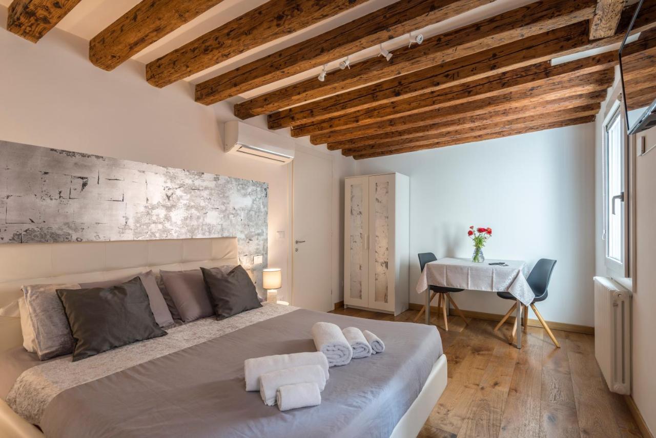 Tre Elementi, Close The Grand Canal Venice