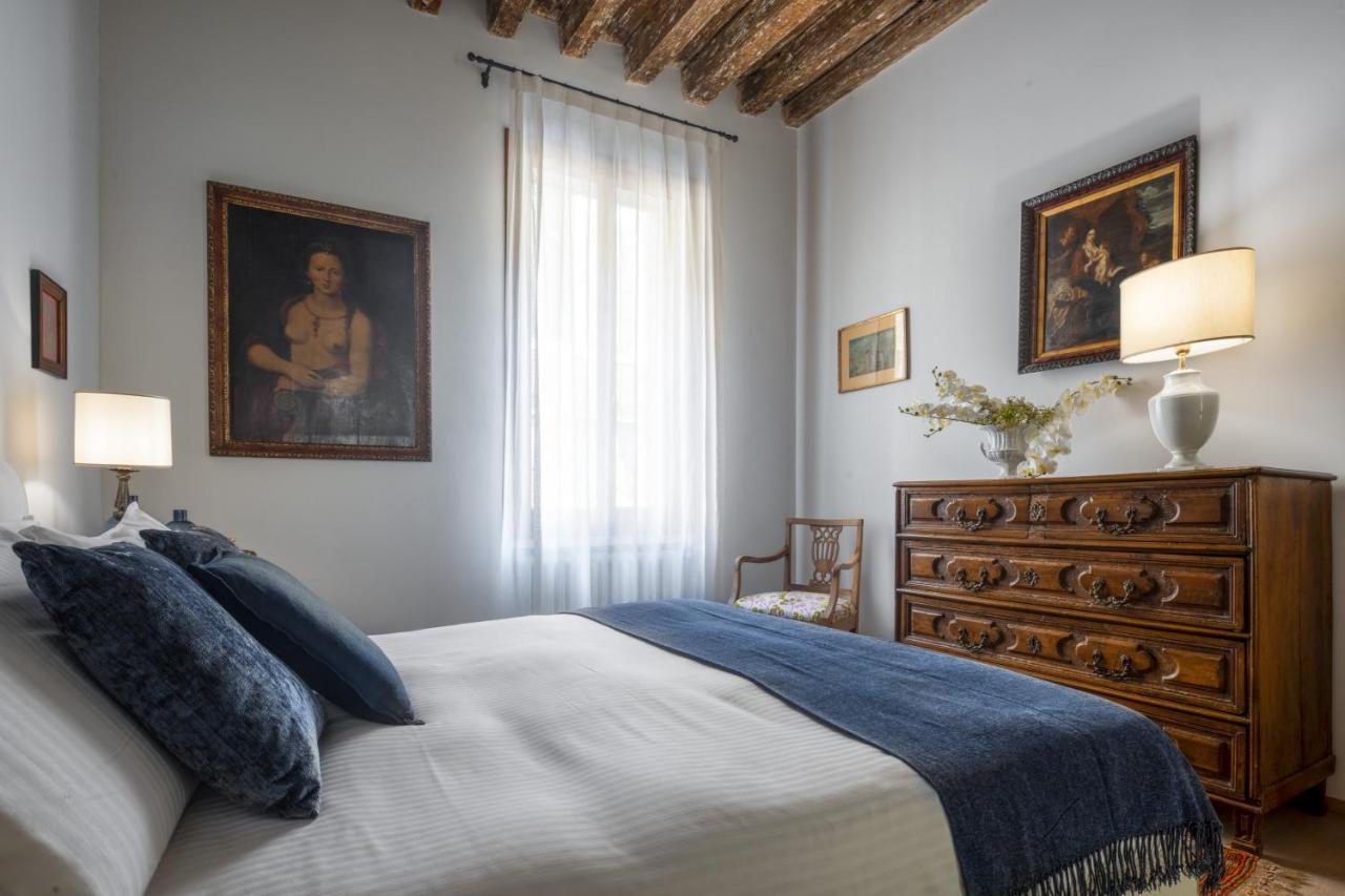 Apartment Miracoli With View On The Canal R&r Venice