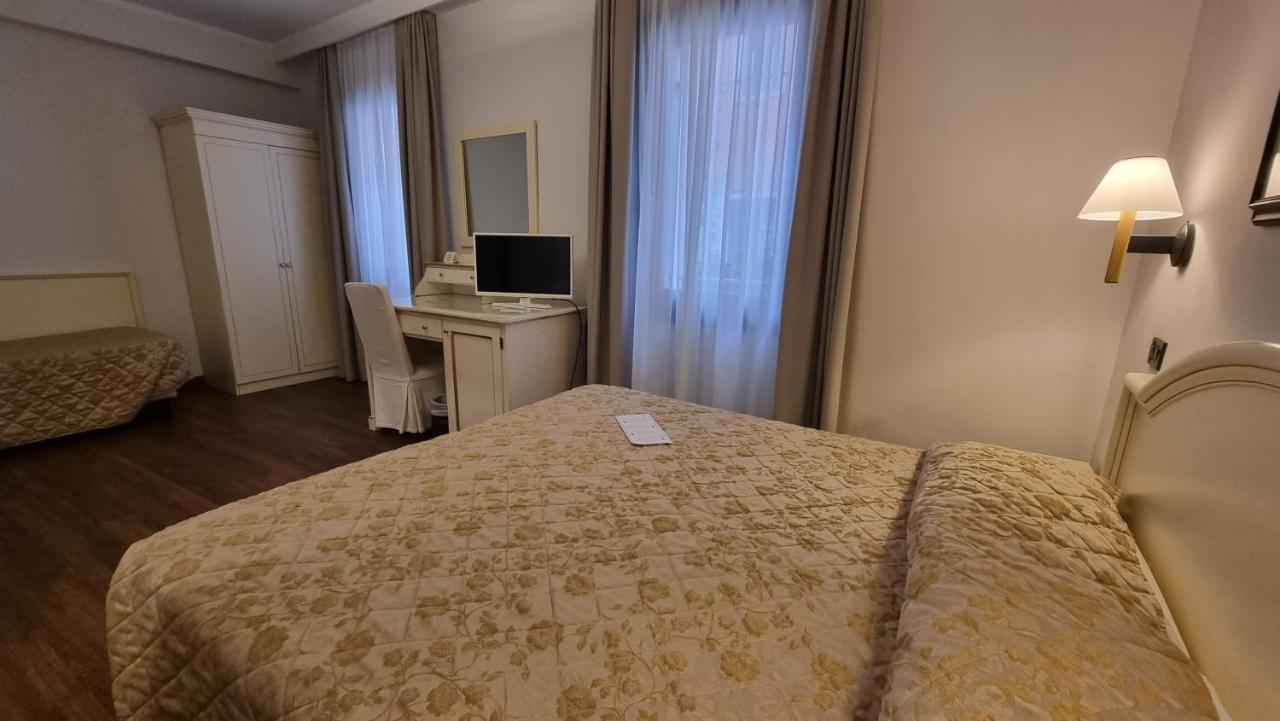 Carlton Capri Hotel 3*