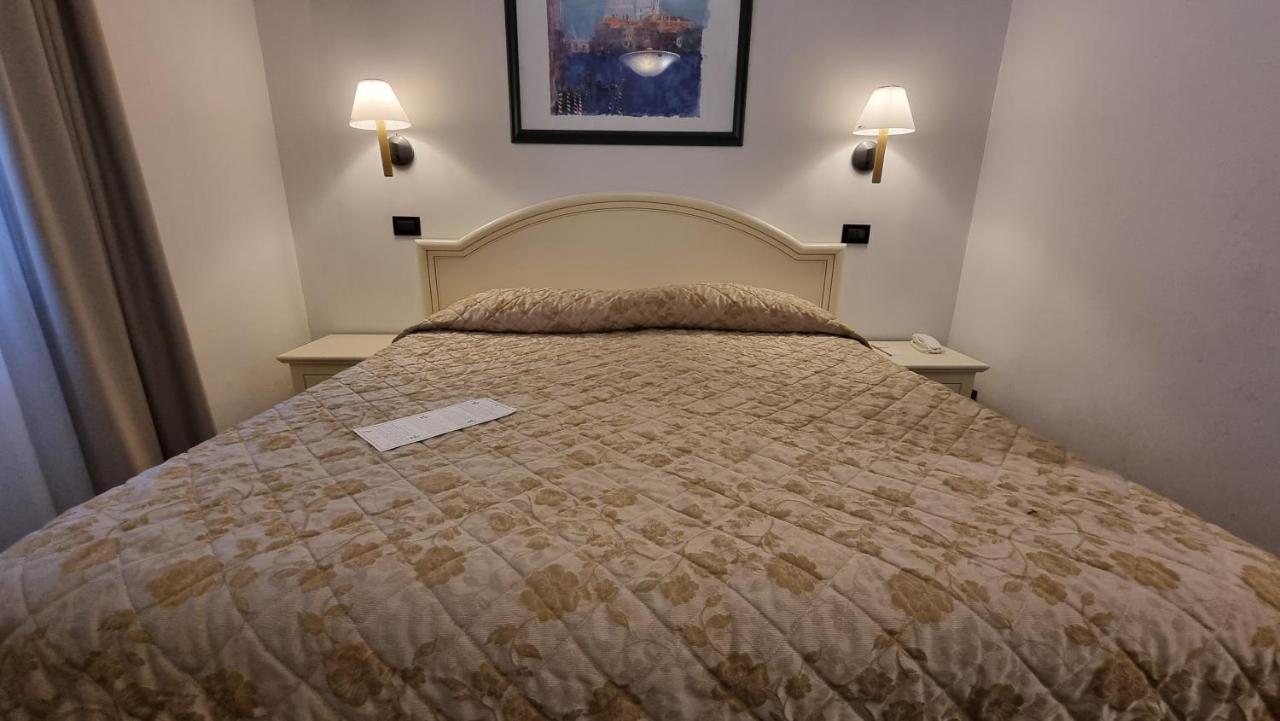 Carlton Capri Hotel 3*