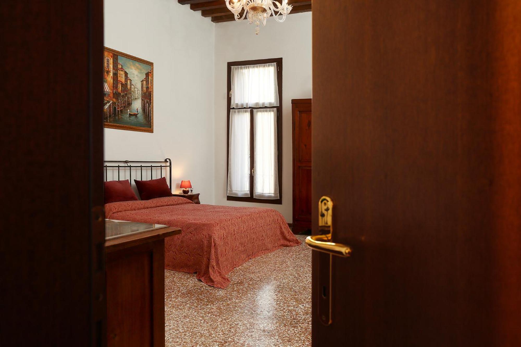 Flat With Canal View Near San Marco Veneza