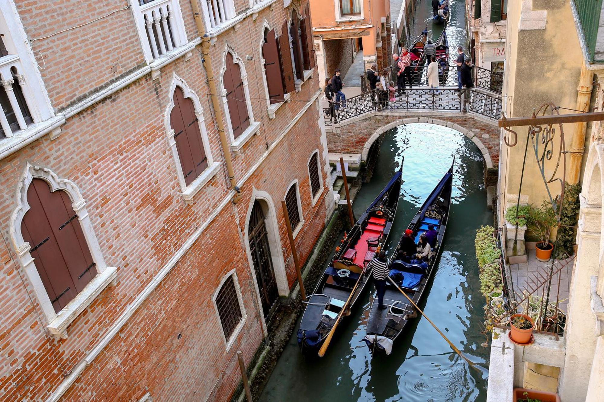 Flat With Canal View Near San Marco *