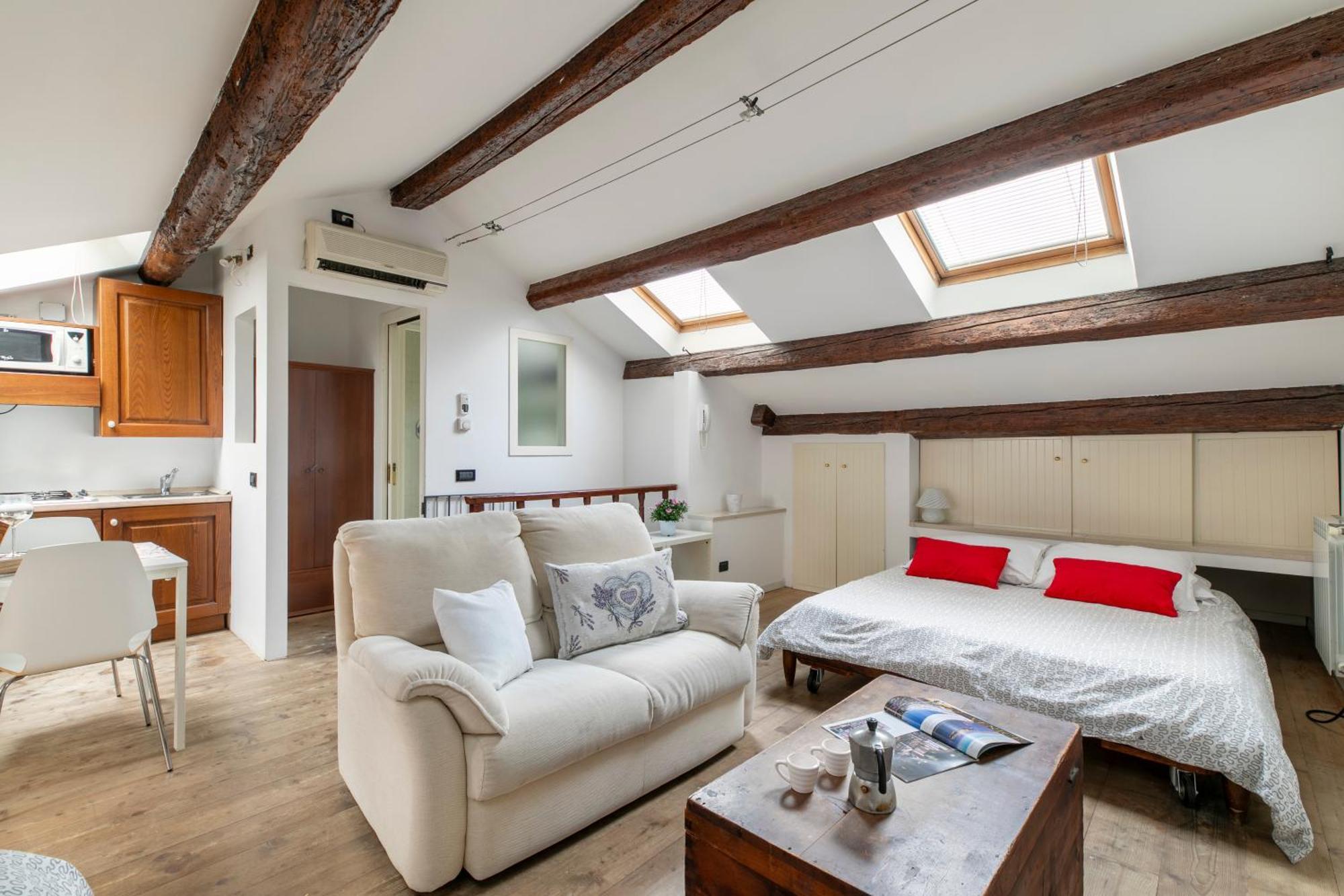 Lovely Attic For 4 Person With Wifi - A/c Apartment *