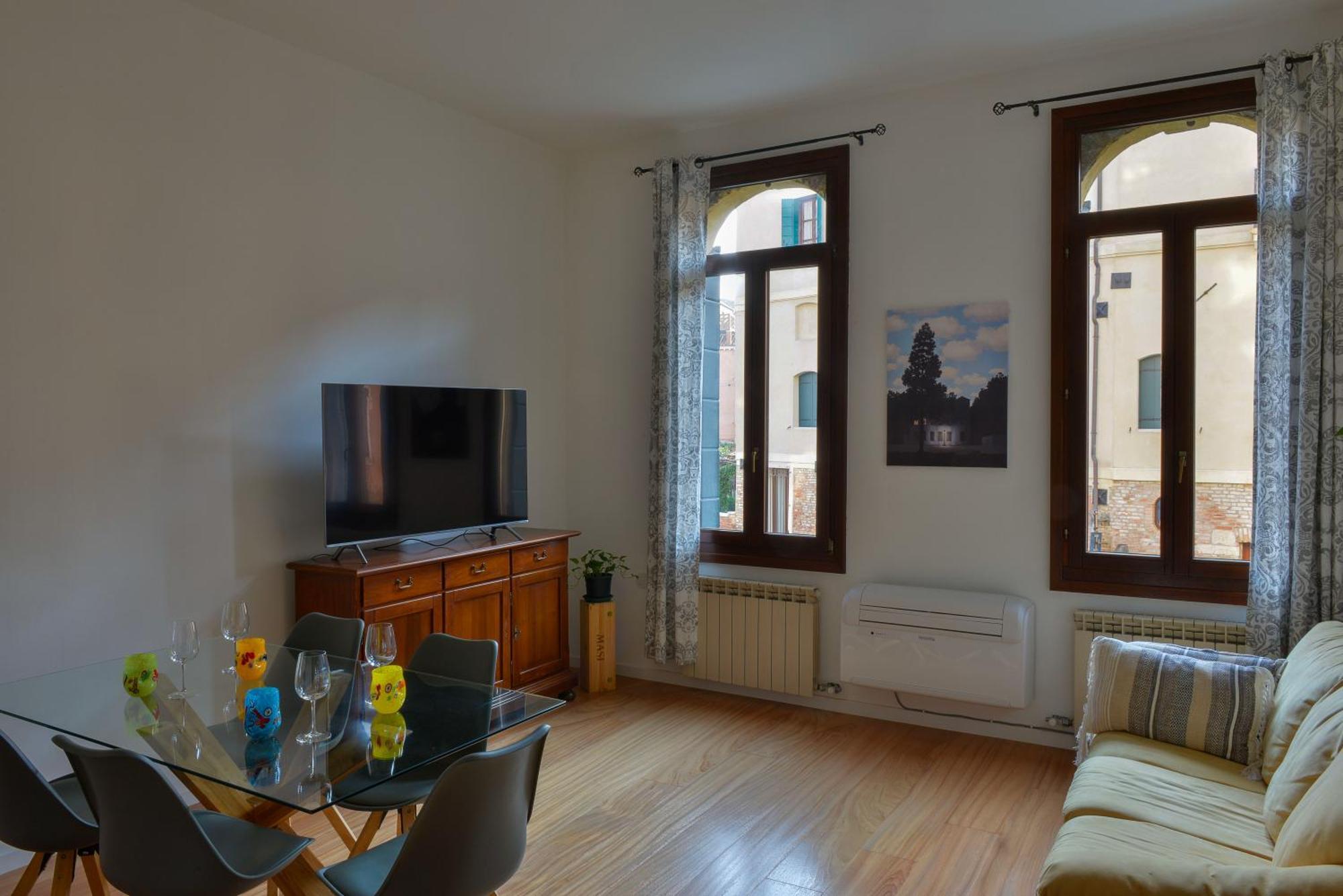 Ca' Dino - Canal View Apartment