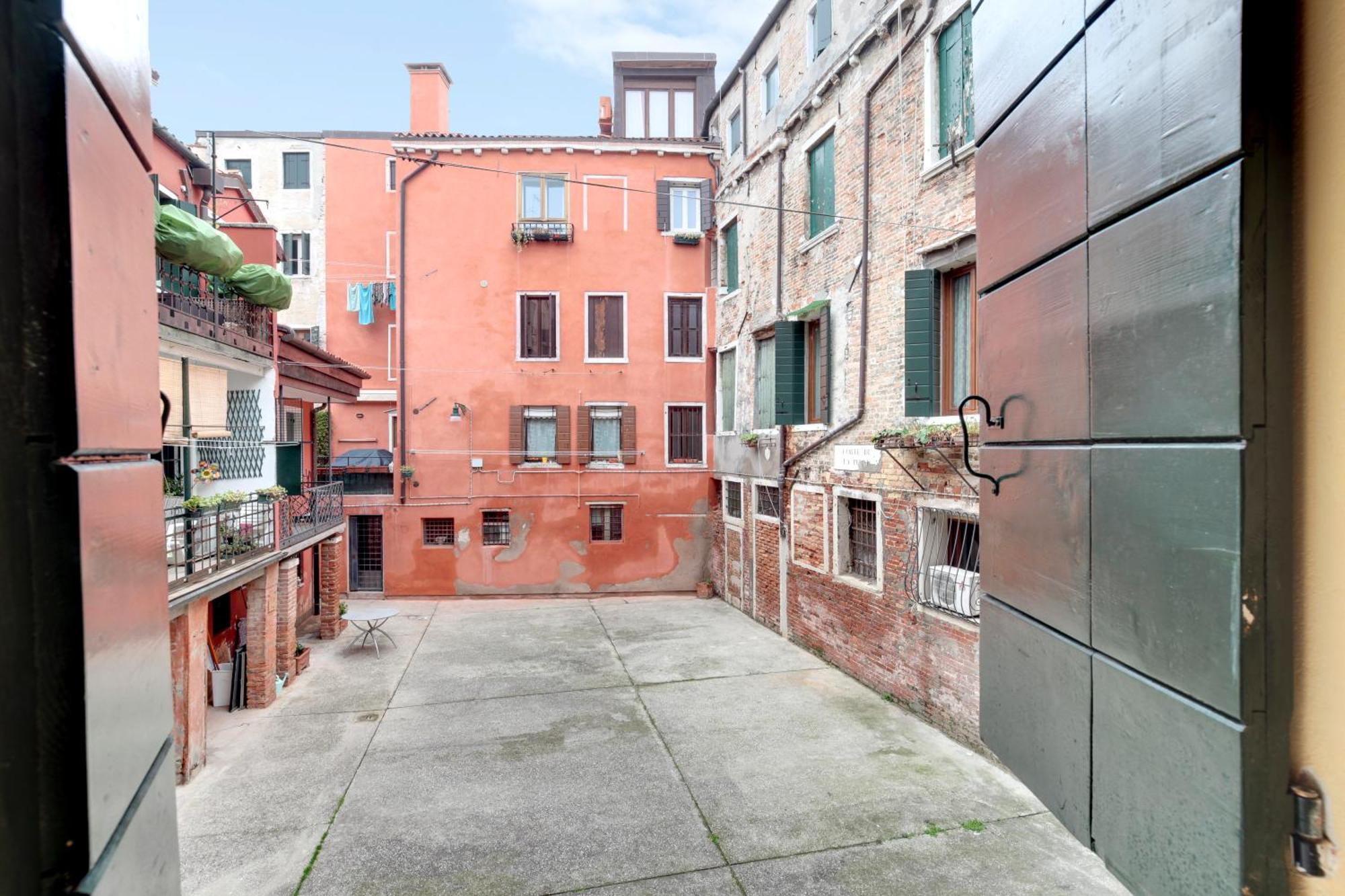 Ca Dei Zoti3 With Luggage Apartment Venice