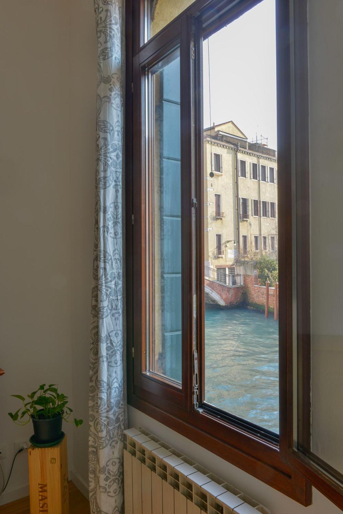 Ca' Dino - Canal View *