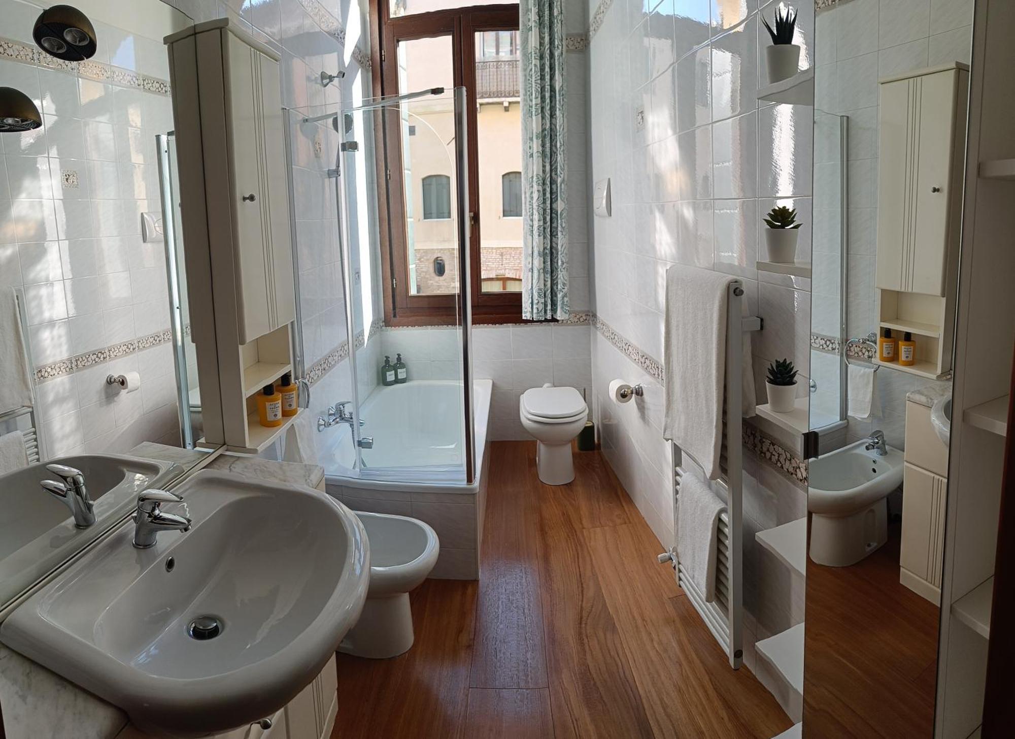 Ca' Dino - Canal View Apartment Venice