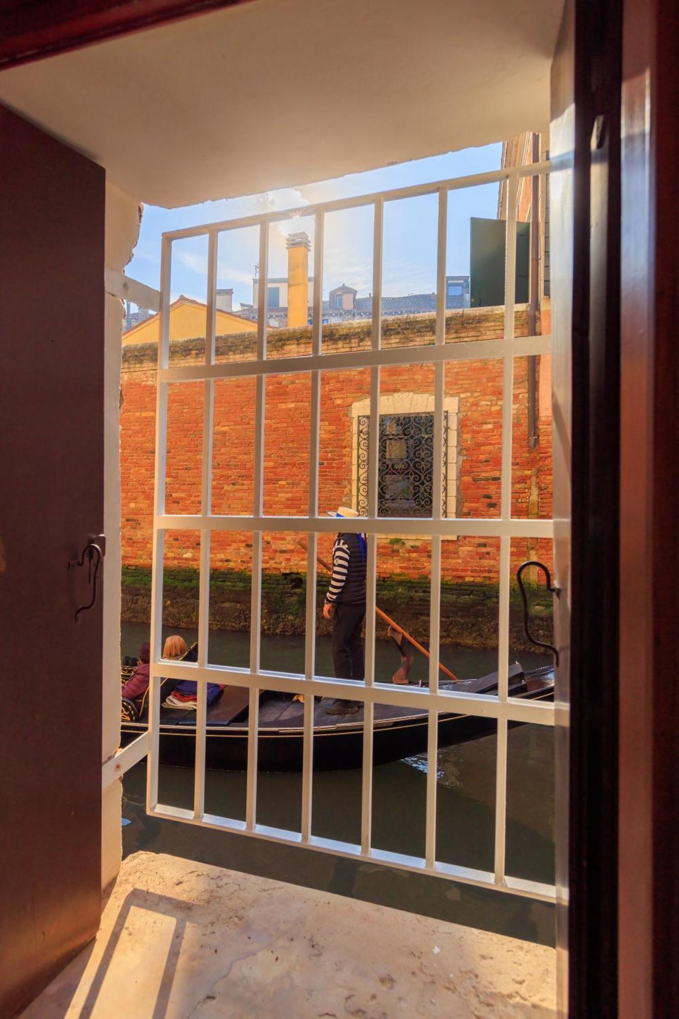 Ca' San Giacomo Canal View Apartment Venice