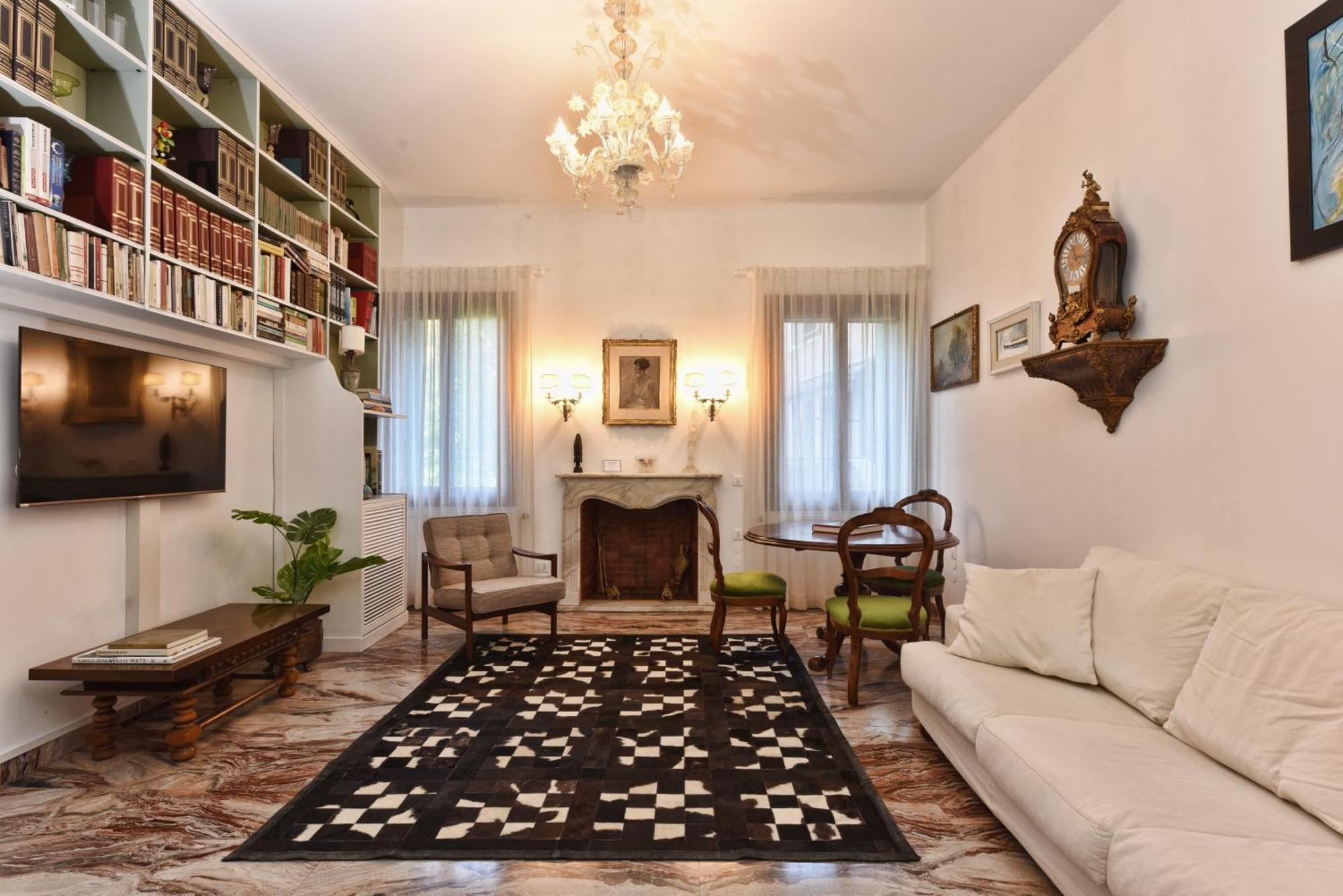 Apartamento Soderini Splendor: First Floor Palazzo Charm At Castello Square *