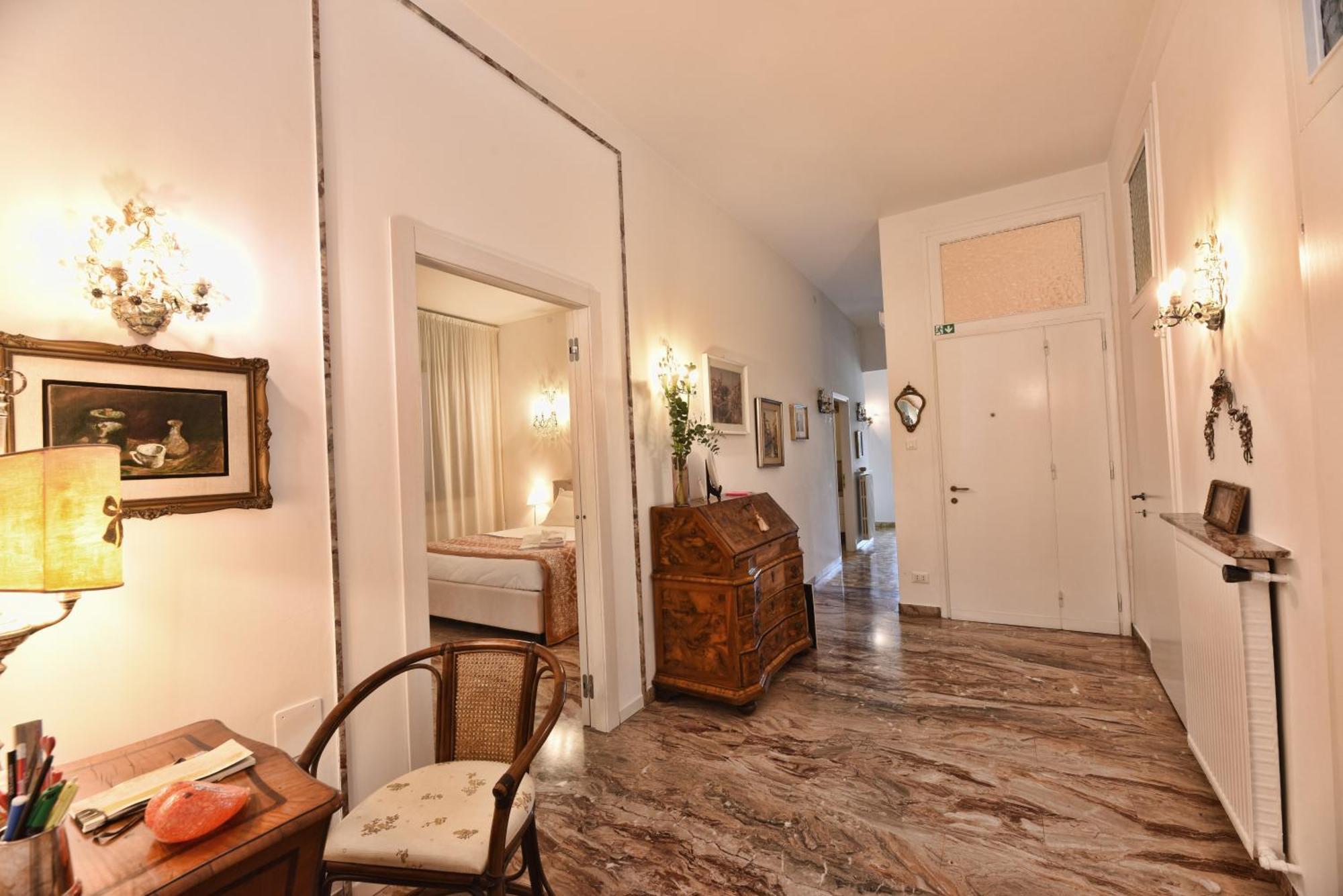 Soderini Splendor: First Floor Palazzo Charm At Castello Square