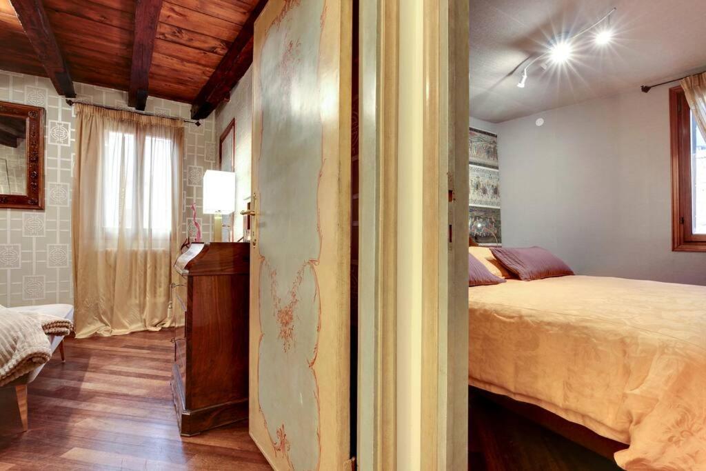 Ca Dei Zoti3 With Luggage Apartment Venice