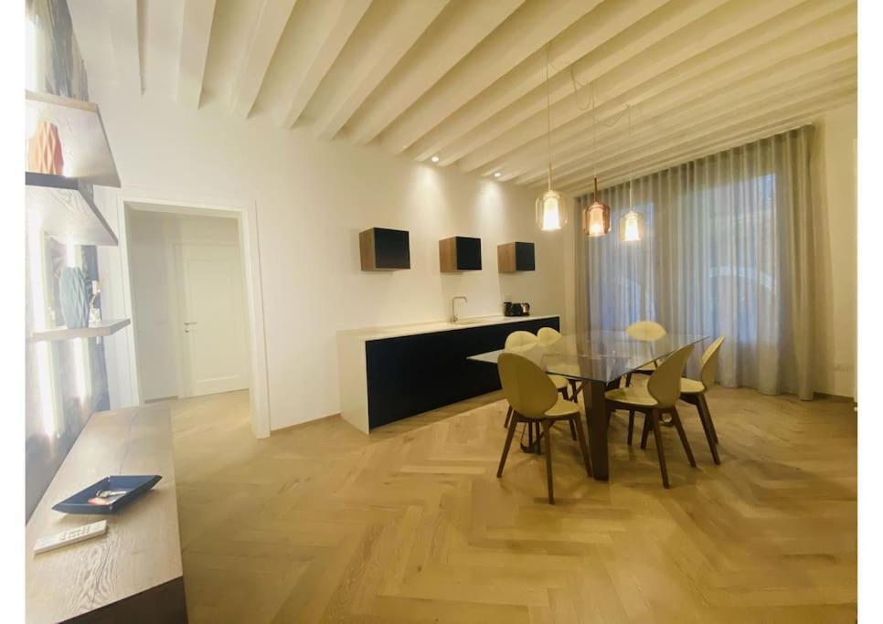 Sweet Time Venice, Luxury San Marco Frezzaria Apt! * Venezia