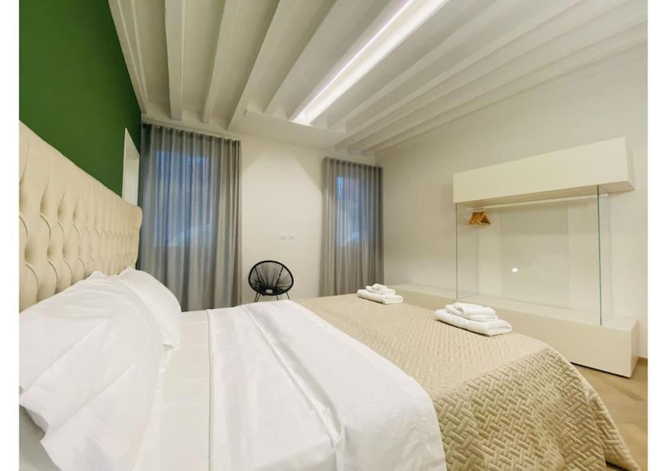 Sweet Time Venice, Luxury San Marco Frezzaria Apt! * Venezia