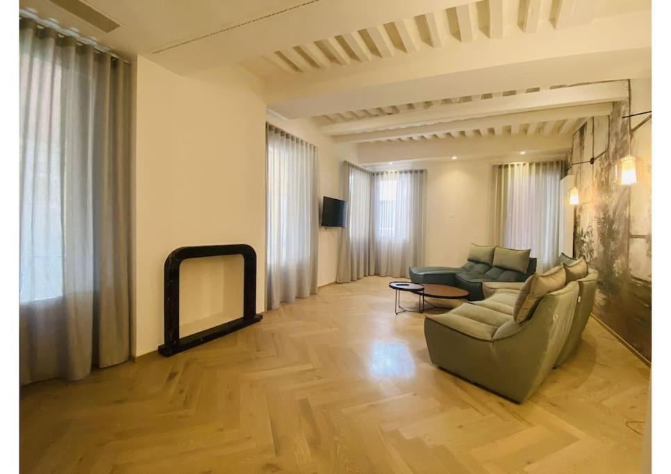 Sweet Time Venice, Luxury San Marco Frezzaria Apt! Appartamento *