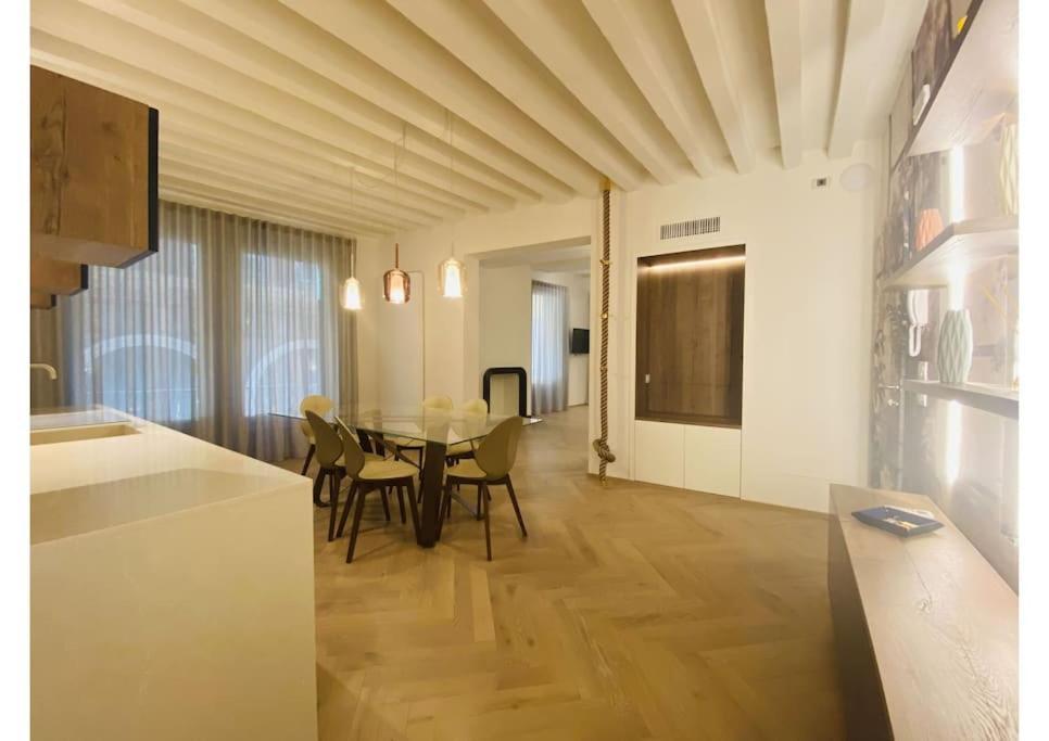 Appartamento Sweet Time Venice, Luxury San Marco Frezzaria Apt! *