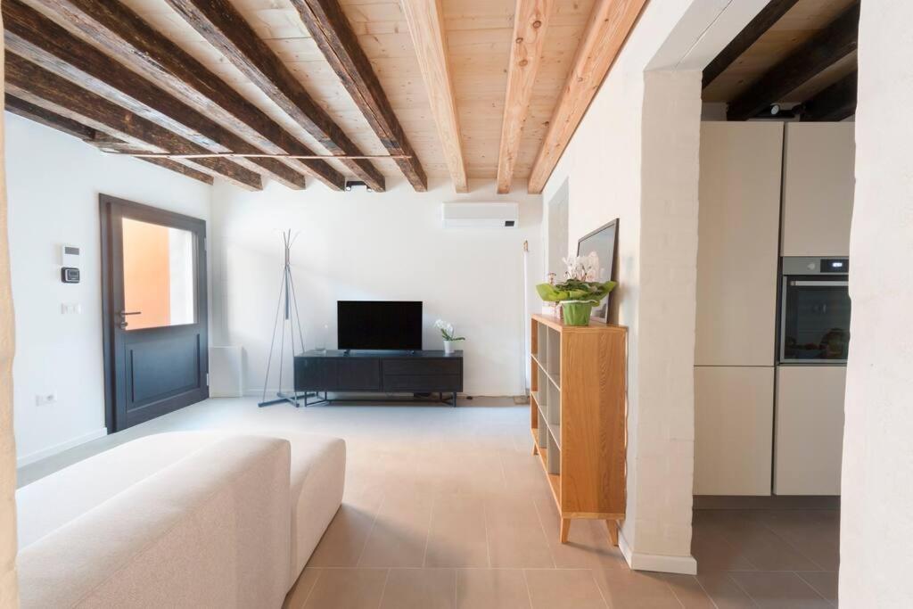 Ca' Ferrando, Brand New Apartment, Experienced Host! Apartment