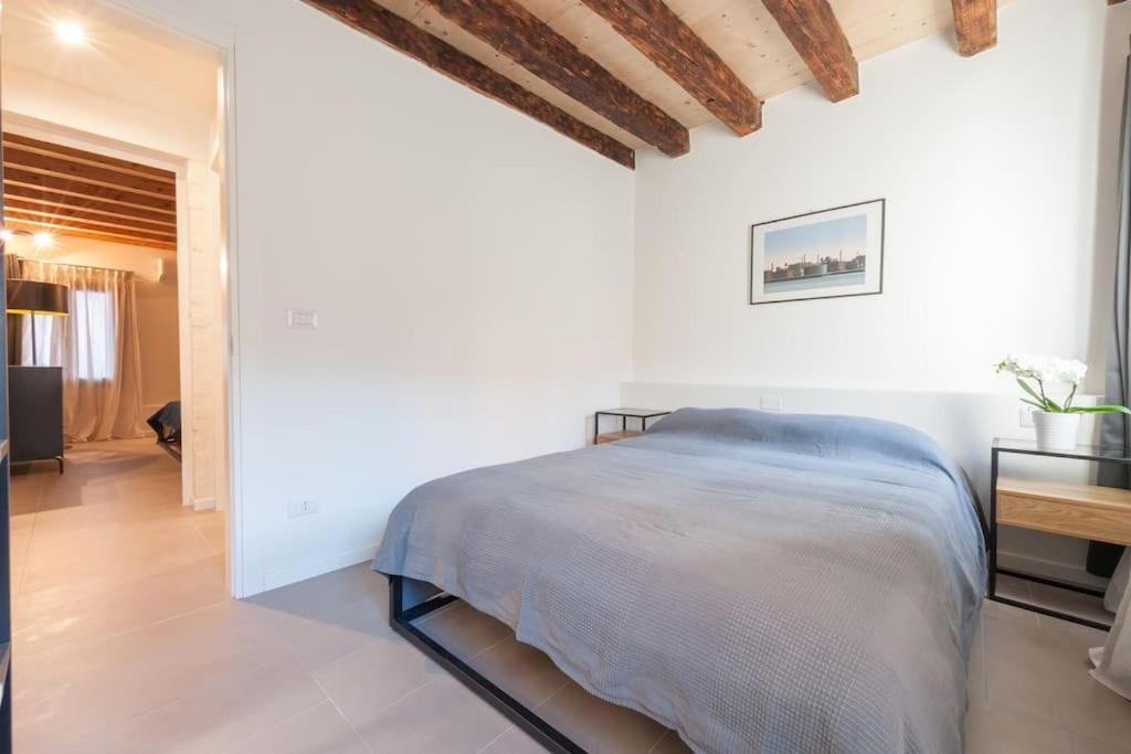 Ca' Ferrando, Brand New Apartment, Experienced Host! * Venice