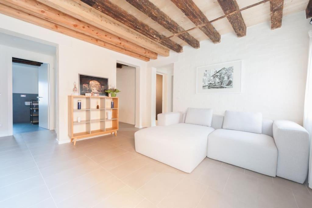 Ca' Ferrando, Brand New Apartment, Experienced Host!
