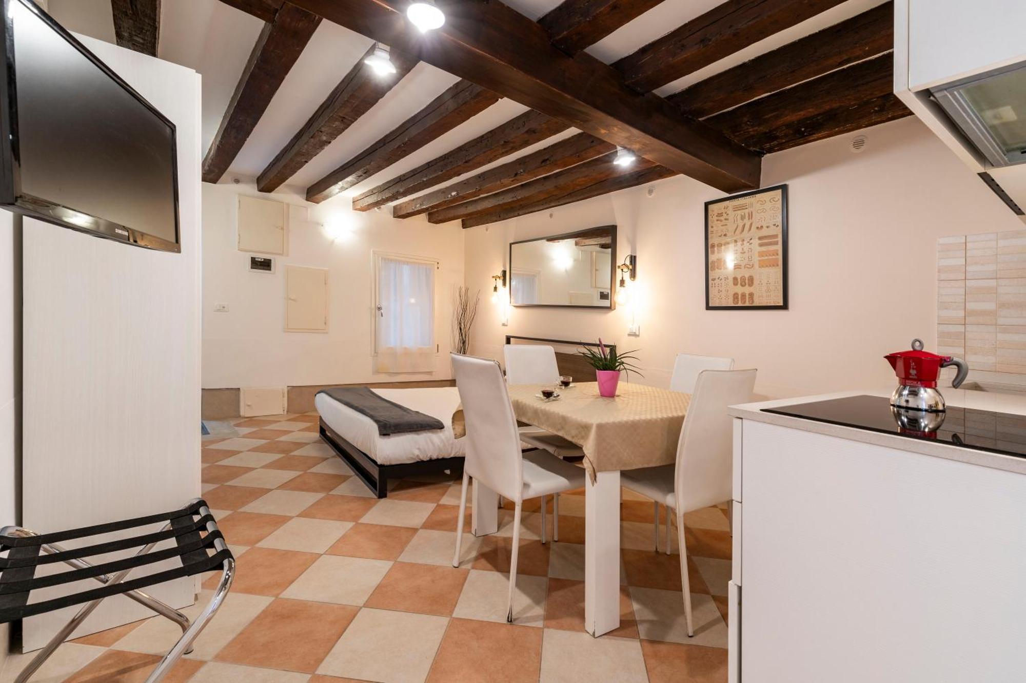 Fenix Colombina In Biennale - Your Little House Venice