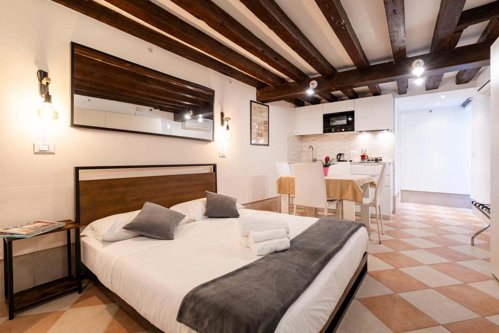 Fenix Colombina In Biennale - Your Little House Venice