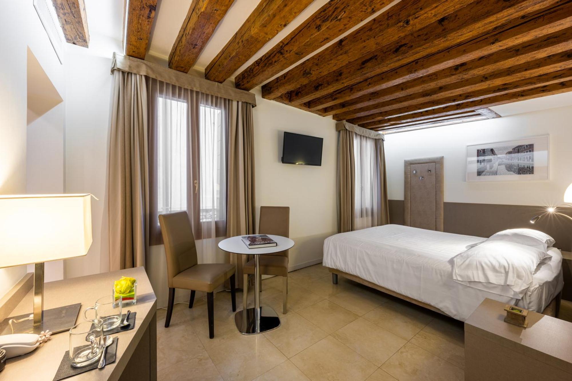 Leone Hotel 3*
