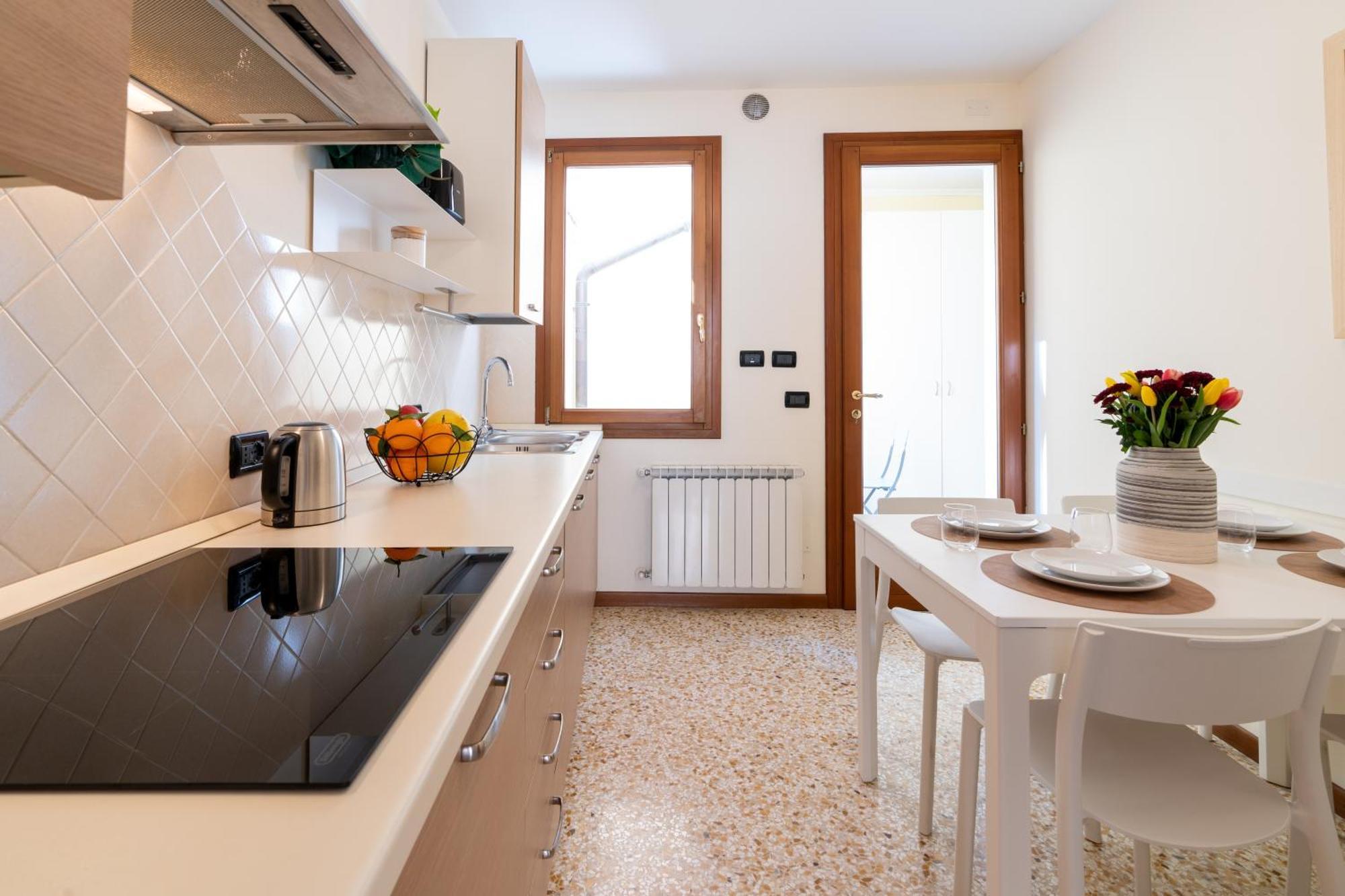 Elegante E Luminoso, Spazio Esterno Privato *