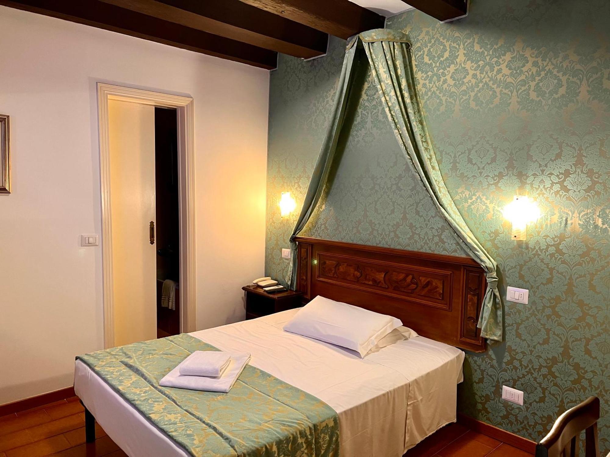 Hotel Canada 2*