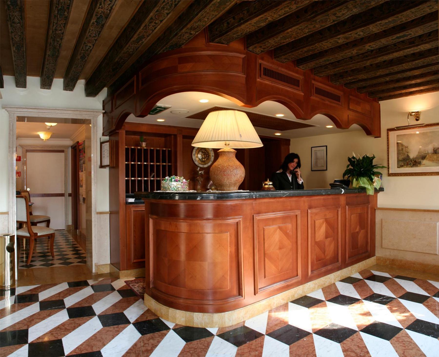 Hotel Antiche Figure 3*