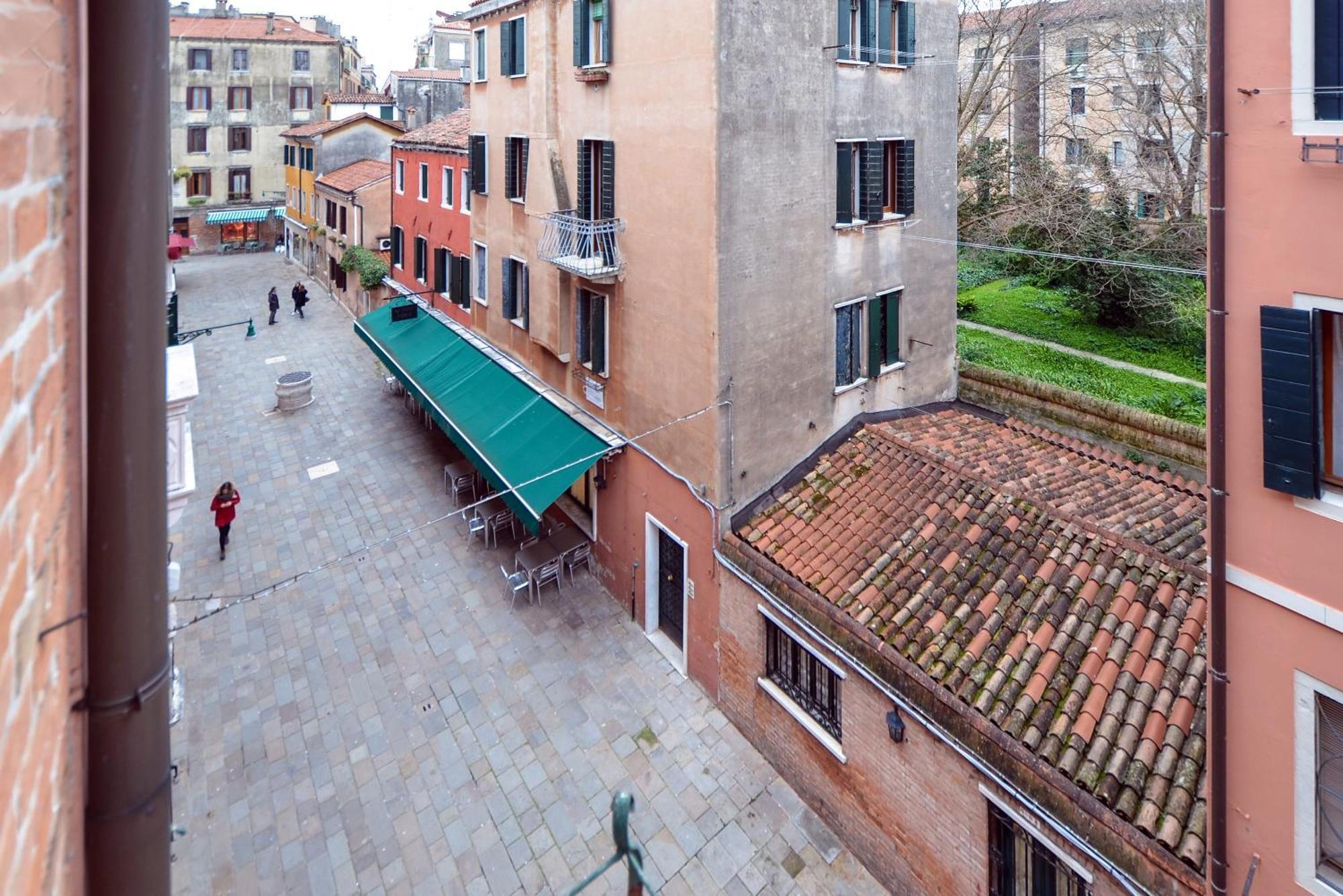 Moro Get-by-train Venice